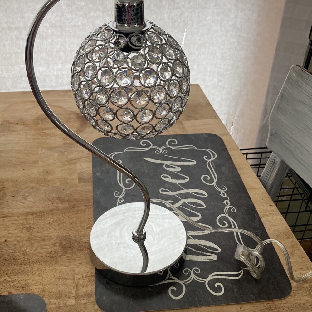 I am selling a lamp